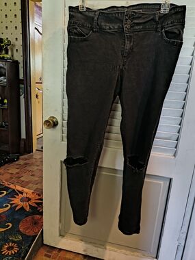 Women's WannaBettaButt Black Distressed Skinny Jeans size 18